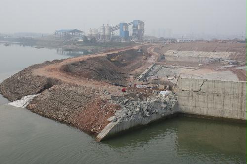 电站厂房施工围堰拆除现场