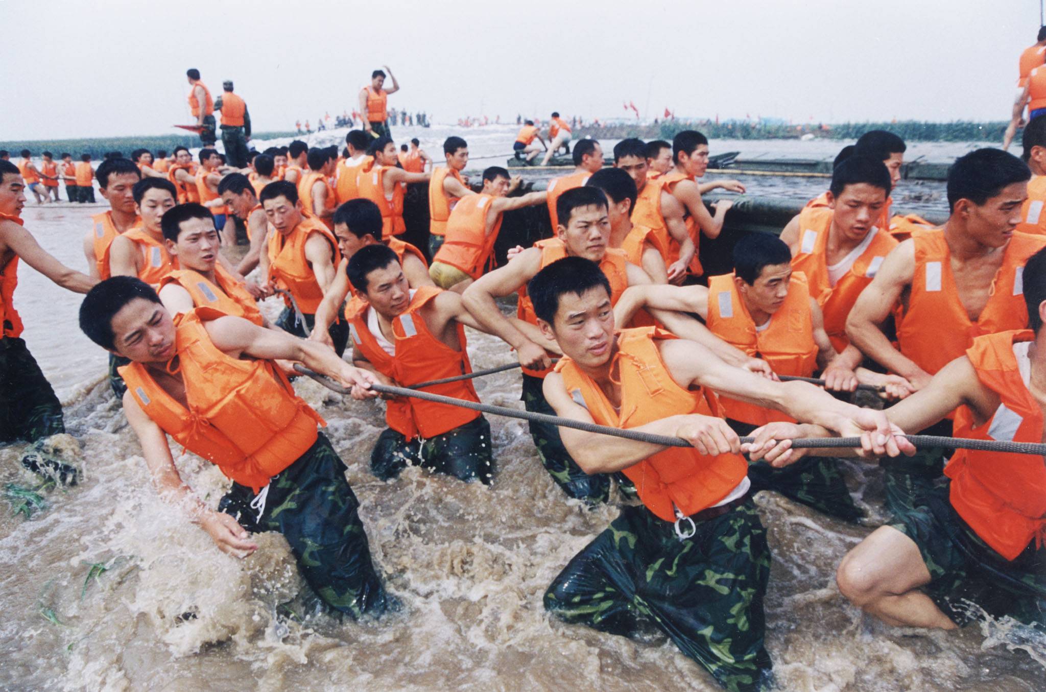 1998年8月,空军兵力6.3万人投入黑龙江大庆抗洪抢险染仍.