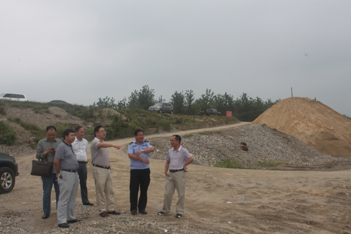 张铁牛督查砂石码头整改.jpg