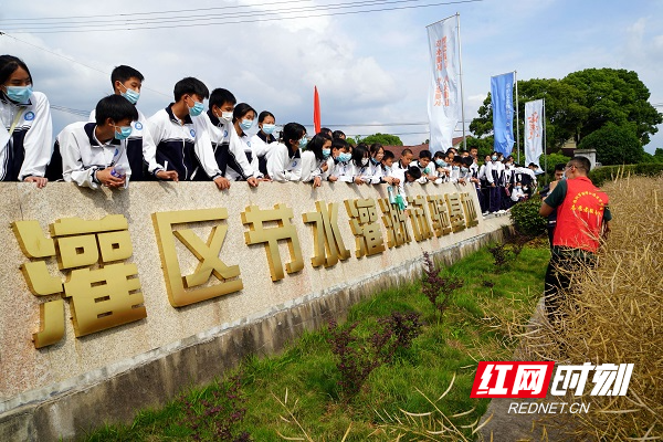 2 酒埠江灌区组织学生参观节水灌溉试验基地。.jpg